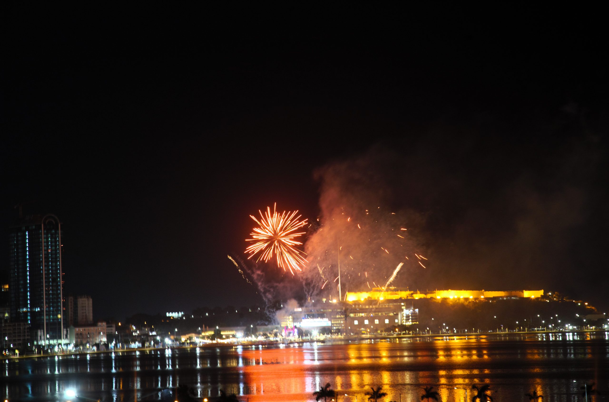 LUANDA CELEBRA 25 DE JANEIRO COM ESPETÁCULO DE FOGOS NA MARGINAL HISTÓRICA