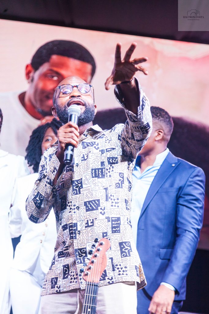 O encontro entre os dois artistas proporcionou ao público o testemunho de um instante épico: um mosaico de sonoridades intensas, harmonias entrelaçadas e diálogos musicais que fluiram com naturalidade rara.