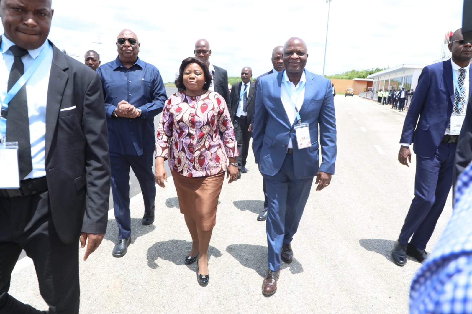 Vice-Presidente Esperança da Costa inicia jornada de trabalho no Uíge ao som de batuques e tradições locais