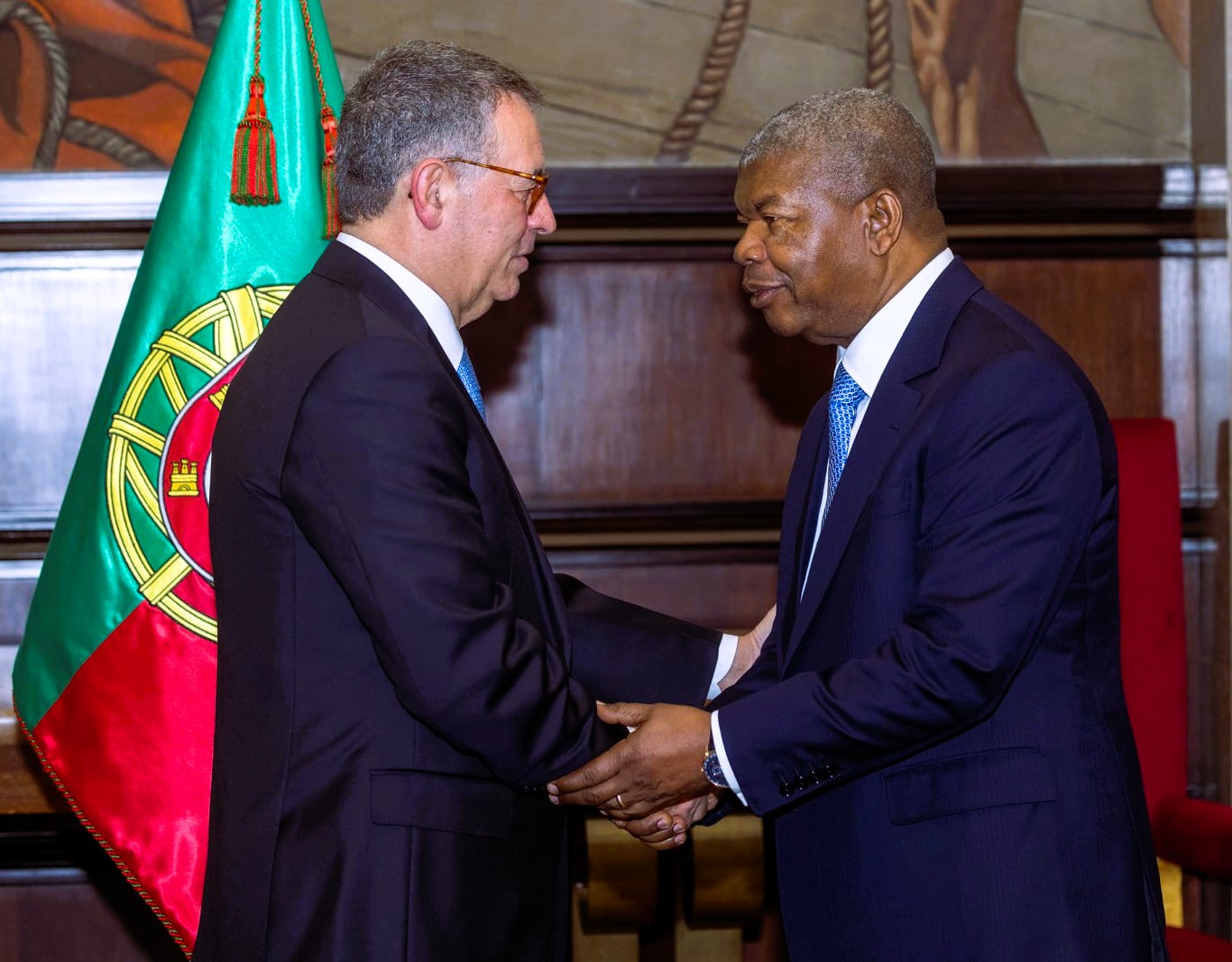 João Lourenço cumprimenta António José Seguro em Lisboa após investidura presidencial