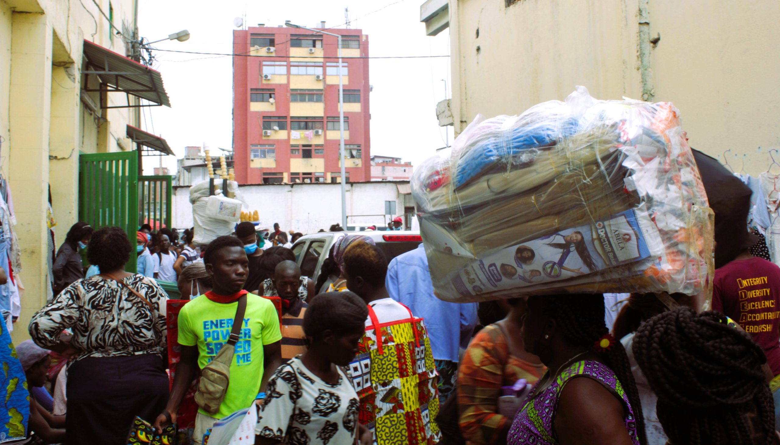 MERCADO INFORMAL EM ANGOLA: MULHERES CONTINUAM A SER A MAIOR FORÇA DE TRABALHO