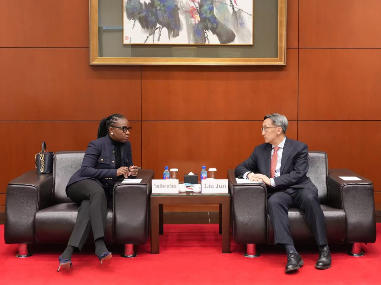 Reforço de cooperação económica: Vera Daves inicia visita oficial à China