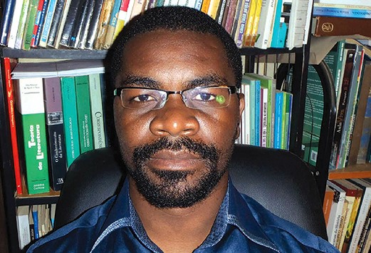 LÍNGUA EM MOVIMENTO: PAULINO SOMA DEFENDE ENSINO AJUSTADO À REALIDADE ANGOLANA