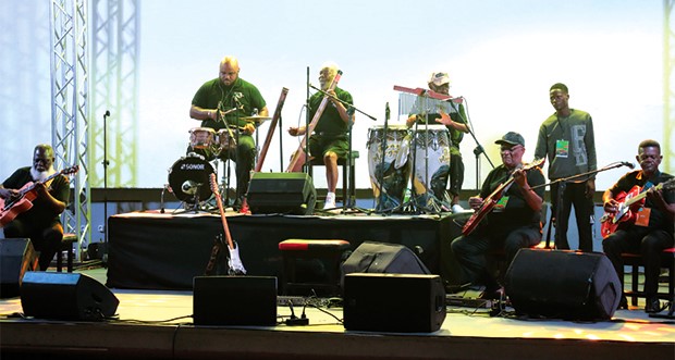 “TURMA DA BÊNÇÃO” : CONJUNTO ANGOLA 70 E PAULO FLORES REVITALIZAM SEMBA