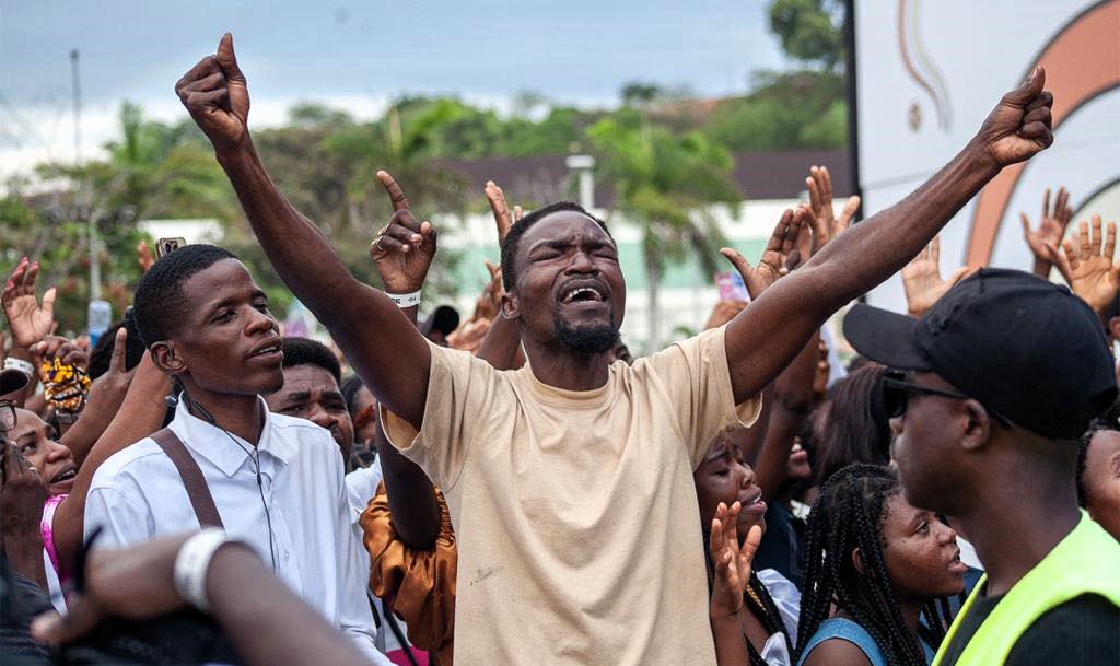 Baía de Luanda transforma-se em altar de paz e fé com mais de cinco mil vozes em uníssono