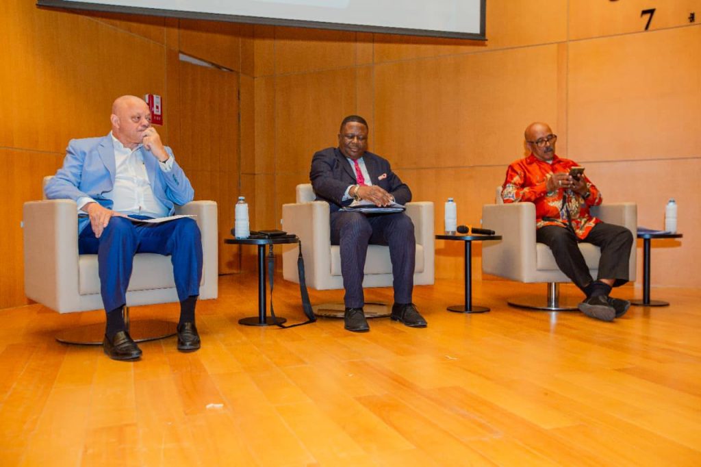 Expressão cultural e sentimento patriótico
O evento integrou ainda um momento cultural protagonizado pelo músico José Maria Boióte, que interpretou temas do cancioneiro patriótico angolano, evocando o heroísmo das Forças Armadas e despertando forte emoção entre os participantes.