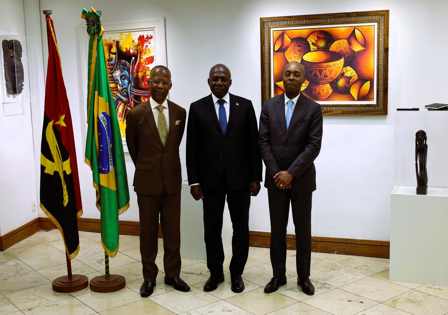 Diplomacia angolana reforça presença no Brasil com visita de Téte António ao Consulado no Rio