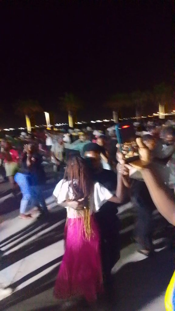 Todos os domingos, a Baía de Luanda converte-se num verdadeiro espaço de celebração cultural com a iniciativa “Kizomba na Rua”. A partir do final da tarde, centenas de pessoas reúnem-se na Marginal para dançar, conviver e partilhar a energia dos ritmos angolanos. Foi neste último domingo, 26 de abril, que o Ministro da Cultura, Filipe Zau, acompanhado da sua esposa, prestigiou o evento com a sua presença, tendo inclusive participado no palco da dança, com destaque para a kizomba e o semba.