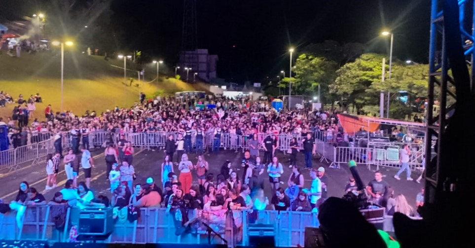 A celebração dos 170 anos de Cotia ultrapassa o simbolismo festivo e posiciona-se como um espelho das dinâmicas urbanas contemporâneas.
O crescimento demográfico, quando não acompanhado por políticas públicas estruturantes, tende a acentuar desigualdades e fragilizar o equilíbrio social. Este cenário não é exclusivo de Cotia — é um reflexo global das cidades em expansão.