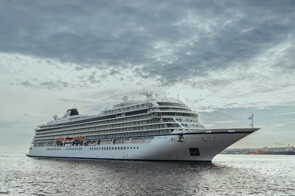 O aumento do número de navios e turistas internacionais sinaliza uma tendência positiva para o sector, com Angola a posicionar-se como um destino competitivo nas rotas africanas.

A aposta no turismo de cruzeiros surge como uma alavanca estratégica para a diversificação económica.