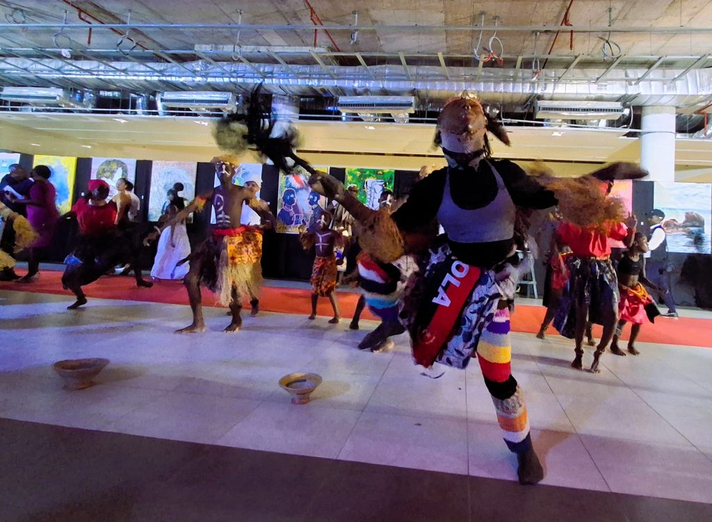 O público assistiu ainda a demonstrações artísticas protagonizadas por estudantes ligados ao projecto ResiliArt, com apresentações musicais, ballet tradicional e de moda que evidenciaram o investimento na formação de novos talentos culturais em Angola.