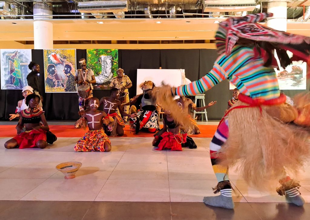 Apesar do reconhecimento da qualidade organizativa e do impacto cultural do concerto, foram apontadas questões relacionadas com atrasos técnicos, gestão protocolar e tratamento simbólico reservado a algumas figuras históricas da música nacional.