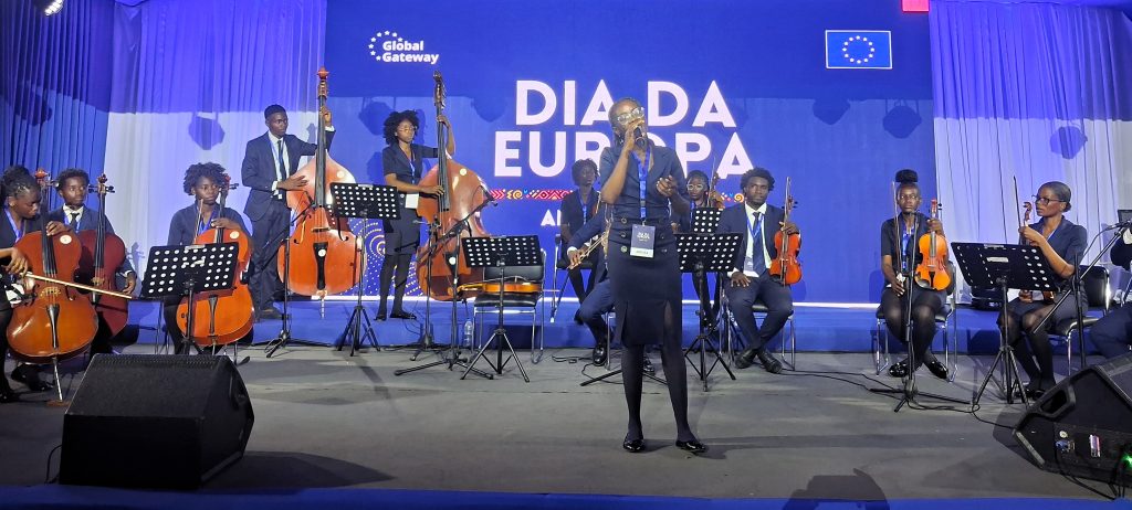orquestra composta por jovens talentos angolanos, que interpretou o Hino Nacional de Angola “Angola Avante” e o “Hino à Alegria”, composição baseada na Nona Sinfonia de Ludwig van Beethoven e símbolo oficial da União Europeia.