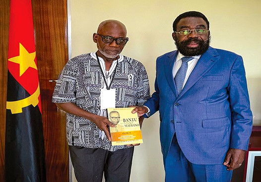 Embaixador Pedro Mutindi recebe último volume da colectânea póstuma “Os Bantu na Visão de Mafrano”
