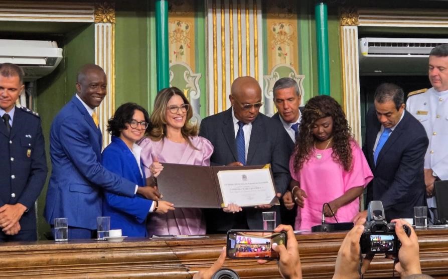 Representante da Embaixada de Angola prestigia entrega da Comenda Maria Quitéria no Brasil