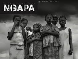 Mostra na Galeria Plano B reúne artistas angolanos para discutir violência estrutural, memória histórica e reparação social

A exposição “No Corpo, a Memória da Violência” abriu portas em Luanda trazendo ao centro do debate artístico e social uma reflexão profunda sobre os impactos visíveis e invisíveis da violência na sociedade angolana contemporânea.

Patente até ao próximo dia 28 de Maio, na Galeria Plano B, na baixa de Luanda, a mostra propõe um olhar crítico sobre a violência não apenas como acontecimento isolado, mas como estrutura presente nas relações humanas, instituições, hábitos sociais e na própria memória colectiva.

A iniciativa é promovida pela revista Ngapa, em colaboração com o Estúdio-V, e conta com curadoria de Hemak V, reunindo trabalhos de pintura, ilustração, fotografia e cerâmica produzidos por artistas angolanos contemporâneos.

Arte contemporânea questiona marcas invisíveis da violência

A exposição nasce de uma pergunta central e inquietante: e se a violência não fosse apenas física ou visível, mas também emocional, simbólica, institucional e histórica?

Partindo da experiência colectiva angolana ao longo dos últimos 50 anos, a mostra abre espaço para debates sobre trauma, justiça, reparação, exclusão social e memória histórica, temas frequentemente silenciados ou enfrentados tardiamente pela sociedade.

Segundo o curador Hemak V, o projecto procura revelar os rastos deixados pela violência nas formas de convivência, nas estruturas sociais e nas maneiras como os indivíduos aprendem a existir dentro da sociedade.

“A violência também se instala nas relações, nos hábitos, nos silêncios, nas instituições e na memória colectiva”, destaca o curador, sublinhando que a proposta artística não pretende apenas representar a dor, mas compreender os mecanismos que a perpetuam.

Entre memória, silêncio e resistência cultural

As obras expostas percorrem diferentes linguagens visuais e narrativas simbólicas que dialogam com temas como medo, obediência, exclusão, repressão e sobrevivência emocional.

Ao transformar experiências traumáticas em expressão artística, os artistas participantes reafirmam o papel da arte como ferramenta de denúncia, consciência social e reconstrução da memória colectiva.

A mostra convida o público a confrontar questões muitas vezes ocultadas pela rotina social, propondo uma reflexão sobre os efeitos prolongados da violência no tecido humano e cultural angolano.

Galeria Plano B reforça papel das artes críticas em Luanda

Com esta iniciativa, a Galeria Plano B volta a afirmar-se como um importante espaço de promoção das artes contemporâneas e do pensamento crítico em Angola.

A exposição reforça igualmente o crescente papel das plataformas culturais independentes na criação de debates sociais através da arte, estimulando novas leituras sobre identidade, cidadania e direitos humanos no contexto africano contemporâneo.

Mais do que uma simples exposição visual, “No Corpo, a Memória da Violência” transforma-se numa experiência de escuta, confronto e questionamento colectivo.

Arte como instrumento de reflexão social

Num tempo marcado por debates globais sobre memória histórica, reparação e direitos humanos, a exposição surge como um importante contributo para o fortalecimento da consciência crítica através da produção artística angolana.

Ao convocar o público para revisitar dores, silêncios e estruturas herdadas, a mostra reafirma a capacidade da arte de gerar diálogo, provocar pensamento e contribuir para processos de transformação social e cultural.

Fonte Principal: REDE INTERNACIONAL | Bantumen
Alinhamento Editorial: PRESSdigi.ao
Entidade Referenciada: Bantumen