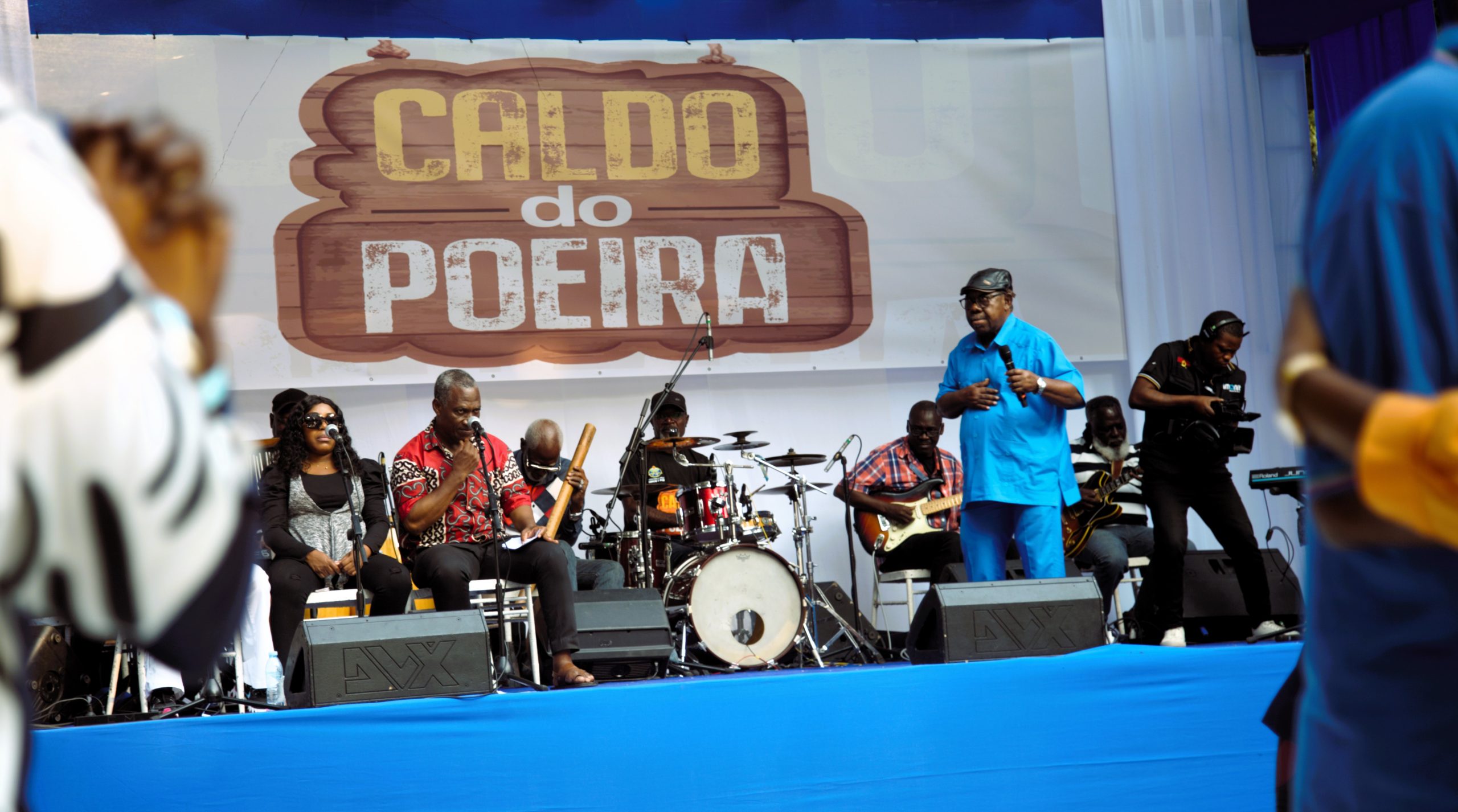 Carlos Lamartine celebrado como “Imbondeiro” da música angolana em memorável edição do Caldo do Poeira | MUSICA E CULTURA