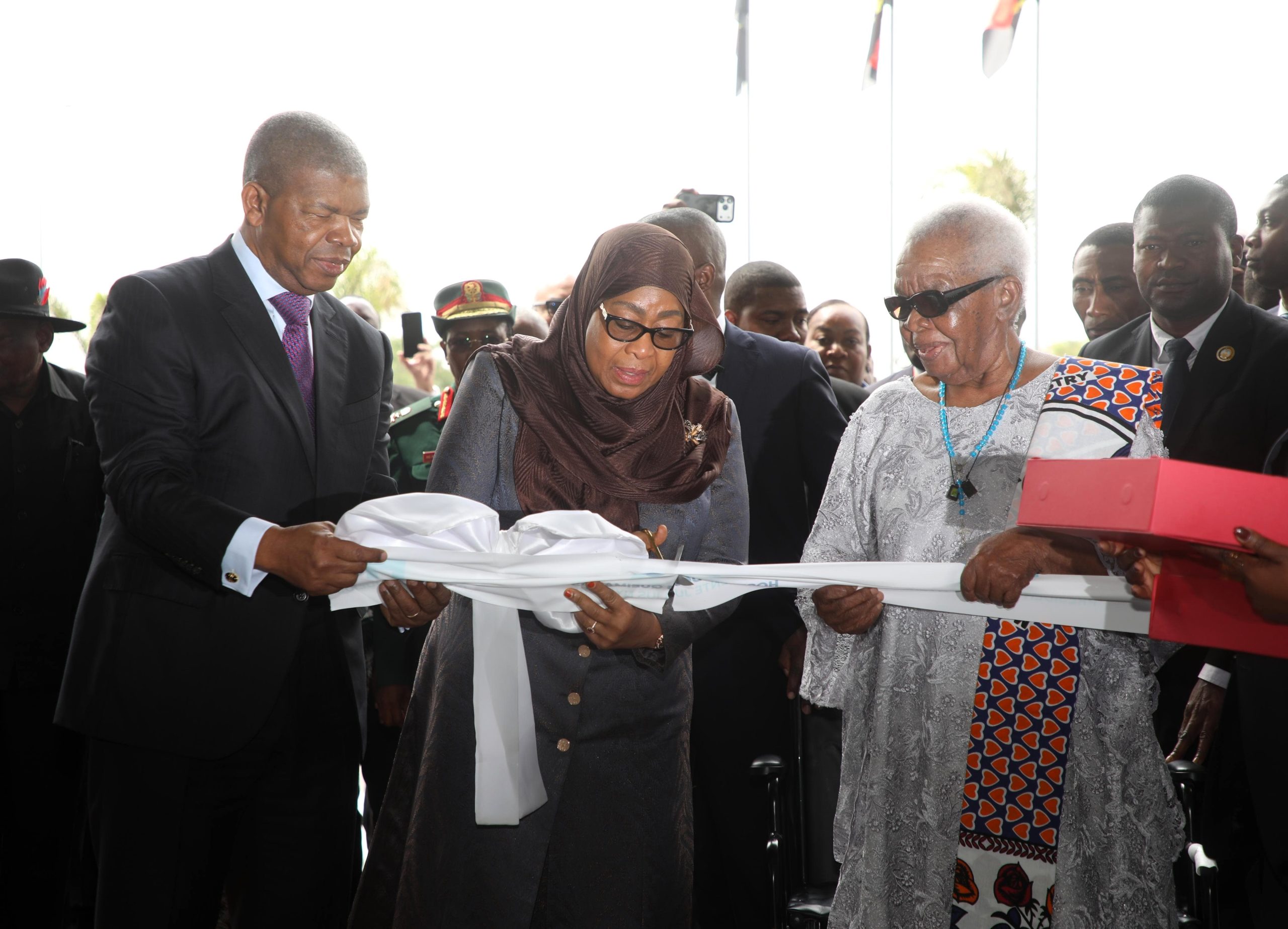 Presidente Samia Suluhu Hassan agradece tributo ao fundador da Tanzânia durante inauguração do Hospital dos Queimados