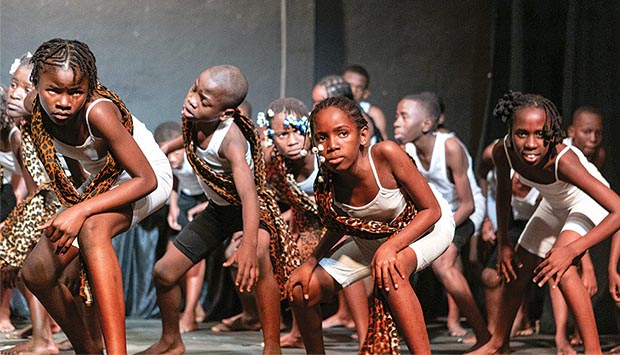 “Undengue – Um Sonho de Paz” transforma palco infantil em mensagem de esperança em Luanda