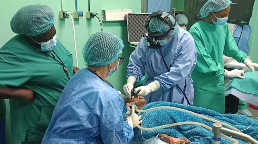 NAMIBE REALIZA PRIMEIRO TRATAMENTO ESPECIALIZADO DE RETINOBLASTOMA COM LASER E CRIOTERAPIA