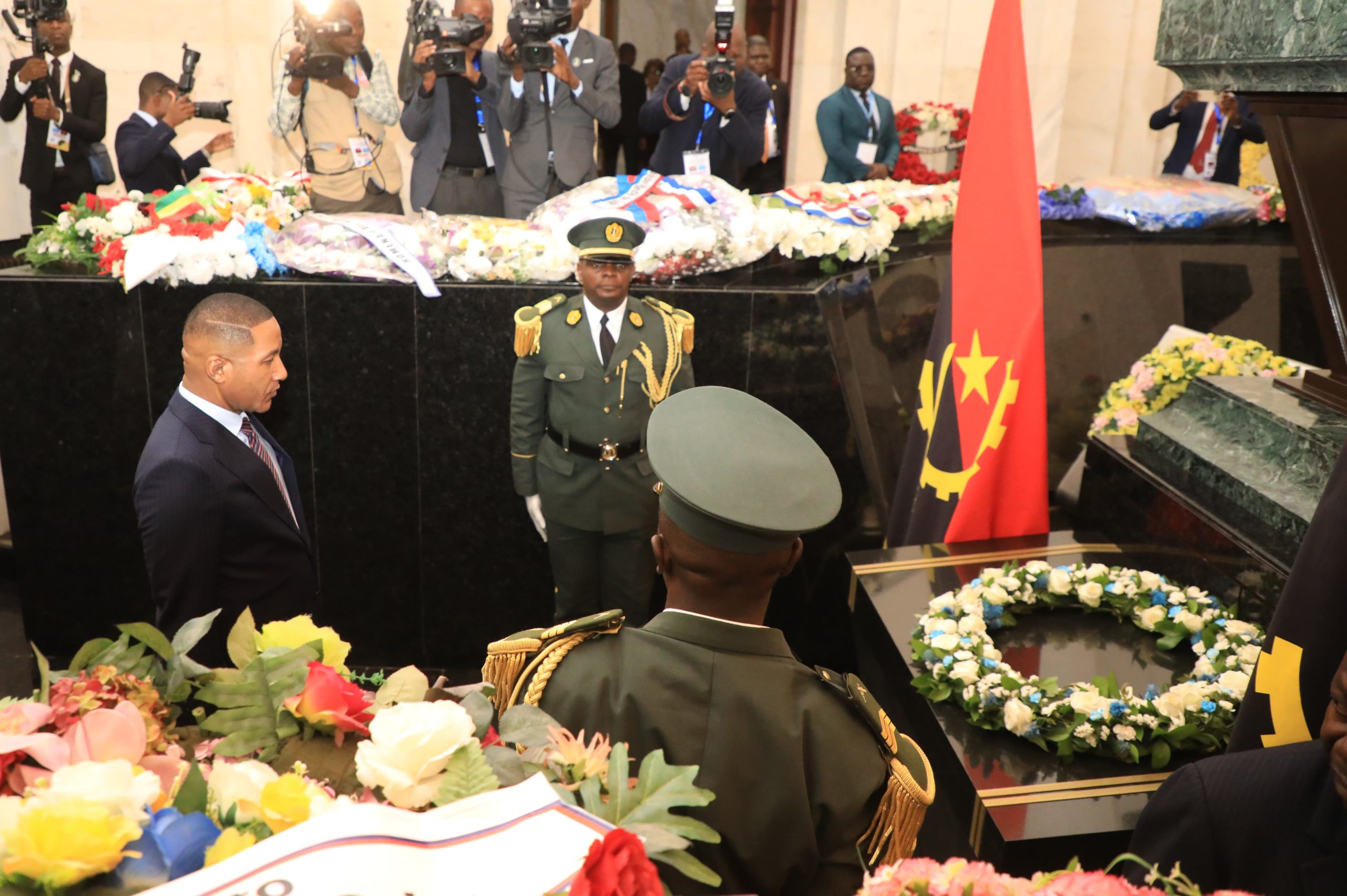 DIPLOMACIA | Duma Boko presta homenagem a Agostinho Neto no Memorial António Agostinho Neto