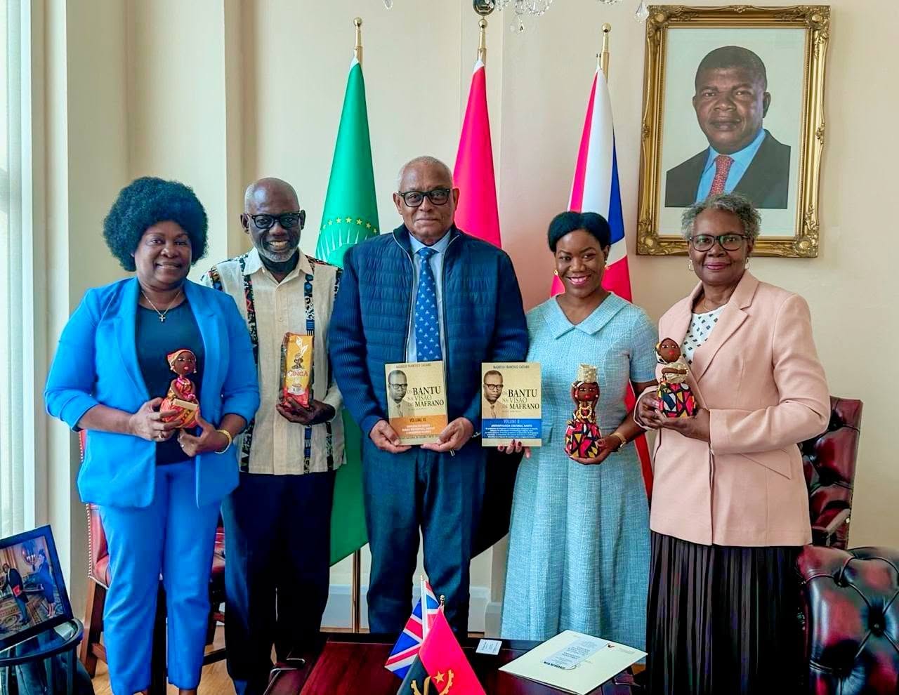 MEMÓRIA E CULTURA BANTU EM LONDRES: FAMÍLIA DE MAFRANO ENTREGA OBRA AO EMBAIXADOR DE ANGOLA