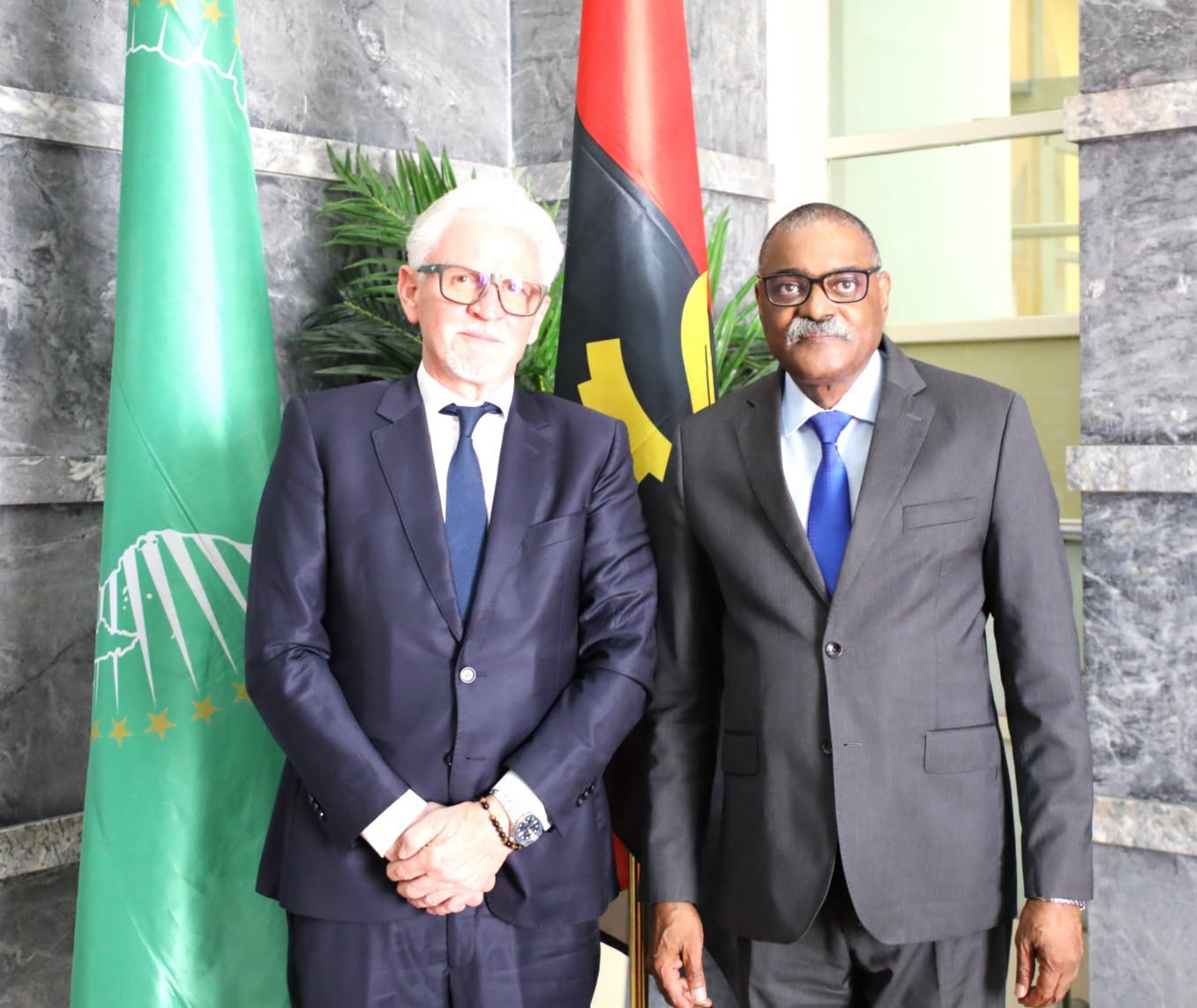 Angola e empresa alemã avaliam produção local de materiais escolares