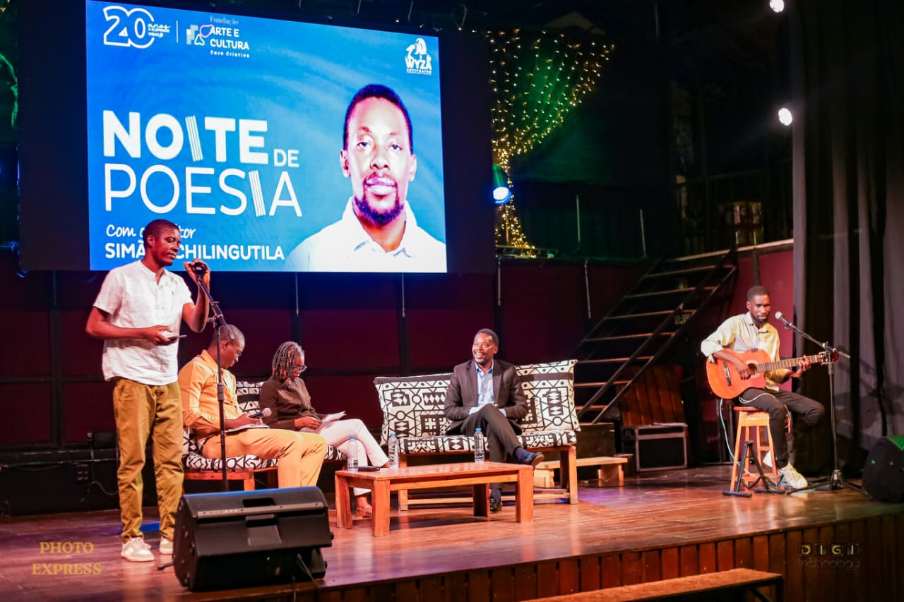 NOITE DE POESIA CELEBRA SIMÃO TCHILINGUTILA ENTRE PALAVRAS, MÚSICA E PERFORMANCE | REPORTAGEM ESPECIAL PRESSdigi